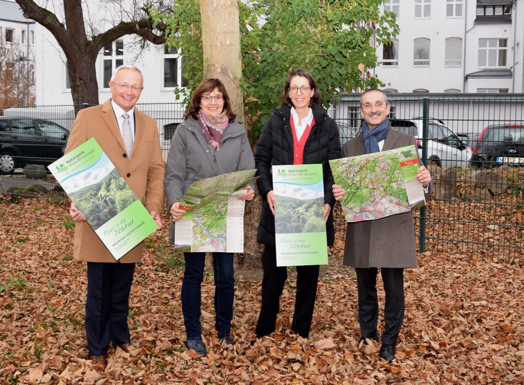 Foto v.l.n.r.: Landrat Achim Hallerbach (2. Vorsitzender Naturpark), Irmgard Schröer (Geschäftsführerin Naturpark); Isabelle Fürstin zu Wied (1. Vorsitzende Naturpark), Dr. Hermann Josef Richard (Sparkasse Neuwied)